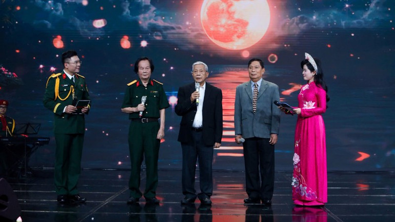 Nhà thơ Nguyễn Khoa Điềm (giữa), nguyên Ủy viên Bộ Chính trị, nguyên Trưởng ban Tư tưởng-Văn hóa Trung ương, nguyên Bộ trưởng Văn hóa-Thông tin (nay là Bộ Văn hóa, Thể thao và Du lịch) đã có những chia sẻ xúc động tại Đêm thơ. z6908164948070-1cb60ba71f9bb2c6bf078e81553d61ef-3619.jpg