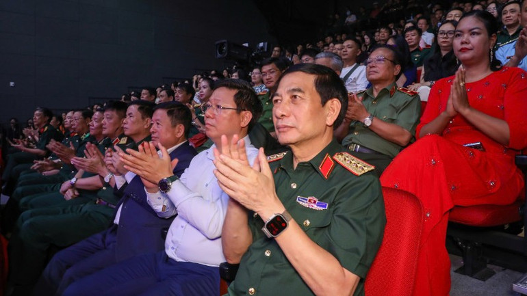 Đại tướng Phan Văn Giang, Ủy viên Bộ Chính trị, Phó Bí thư Quân ủy Trung ương, Bộ trưởng Quốc phòng dự chương trình. z6908164879220-4e92b6c96cb14f9ccd857d7109fdb5c2-8465.jpg