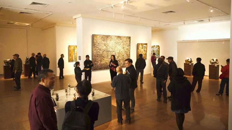 นิทรรศการดังกล่าวรวบรวมศิลปินและผู้รักงานศิลปะจำนวนมากไว้ด้วยกัน z7277545943778-48c75d90709b90fd00d0aa4f555b6212-3562.jpg