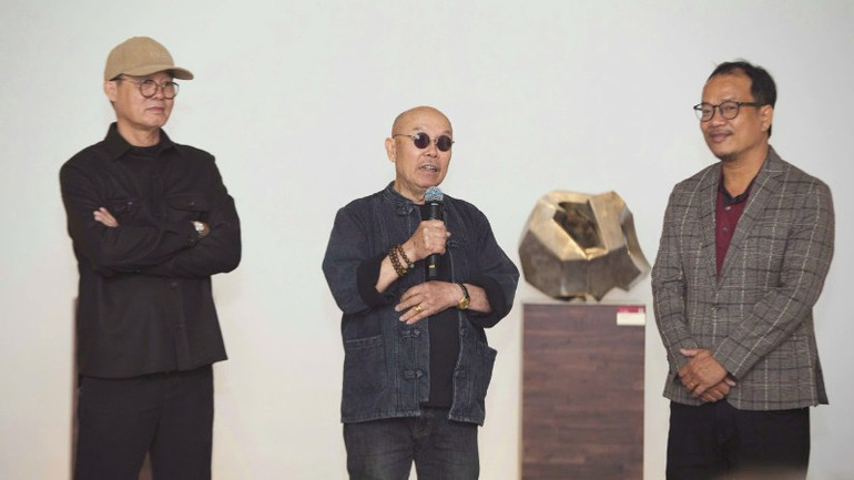 จิตรกร Thanh Chuong (กลาง) ร่วมแบ่งปันในนิทรรศการ z7277548553802-3ad35ec5756f94cdaadfaae5a3e5a165-8348.jpg