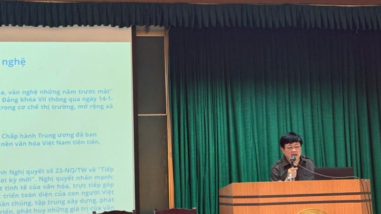 Phó Giáo sư, Tiến sĩ Nguyễn Thế Kỷ báo cáo về "Văn học, nghệ thuật Việt Nam sau 40 năm đổi mới và định hướng phát triển trong kỷ nguyên mới". z6988133839837-0ba7bb3f5fbef7086b61f4e809210d28-4635.jpg