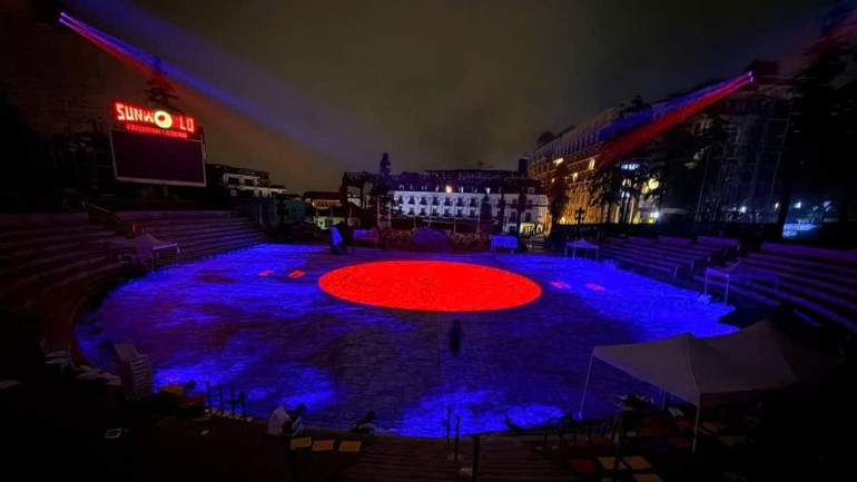 कार्यक्रम के मुख्य मंच को बहुत ही विस्तृत रूप से सजाया गया है। z7198406460216-ffea1df0ce24586df71d2e947f70a487-7077.jpg