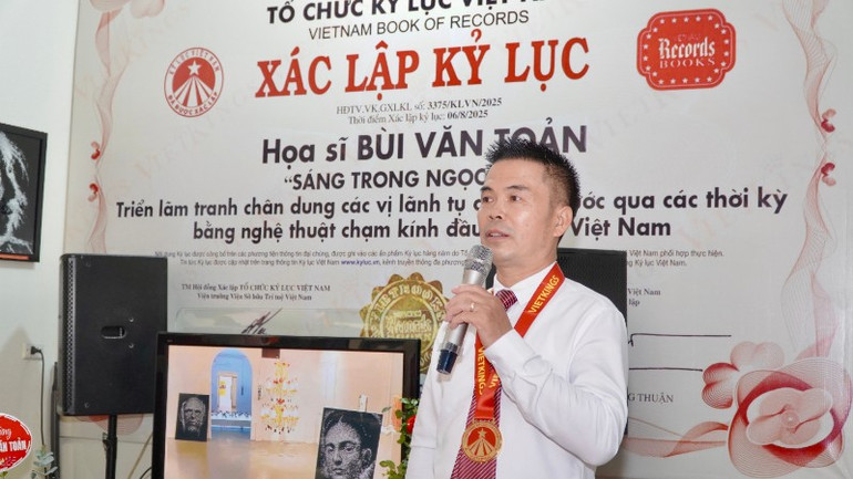 Họa sĩ xúc động chia sẻ tại buổi lễ đón nhận kỷ lục. anh03598-9014.jpg