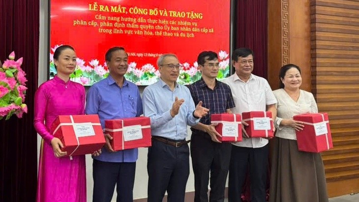 Đại diện các địa phương tiếp nhận cẩm nang. thu-truong-phan-tam-trao-tang-cam-nang-cho-dai-dien-mot-so-so-17550915245991121173418-9857.jpg
