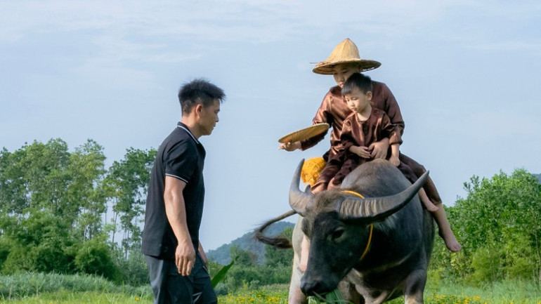 Khi du khách cưỡi trâu đều có người sát sao bảo đảm an toàn. 511197018-24346006844983904-2936718288161059376-n-817.jpg