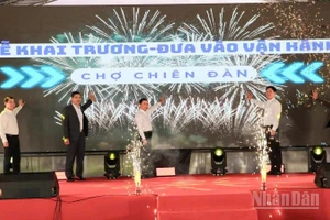 Các đại biểu ấn nút khai trương, đưa vào vận hành chợ Chiên Đàn.