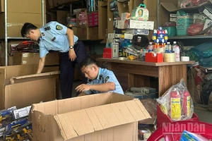 Kiểm tra đột xuất đối với 3 cơ sở kinh doanh đồ chơi trẻ em phát hiện và tịch thu 1.980 đơn vị sản phẩm vi phạm.