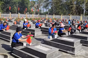 Đoàn viên, thanh niên Bộ Tư lệnh Vùng Cảnh sát biển 2 đã phối hợp với Đoàn các địa phương ra quân vệ sinh, chỉnh trang, tu bổ Nghĩa trang liệt sĩ, Đài tưởng niệm.