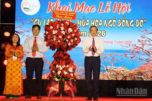Lãnh đạo thành phố Đà Nẵng tặng hoa chúc mừng lễ hội.