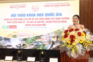 Phó Giáo sư, Tiến sĩ Vũ Thị Phương Anh, Hiệu trưởng Trường cao đẳng Quảng Nam phát biểu tại hội thảo.