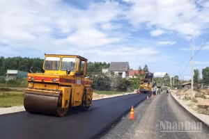 Các nhà thầu tập trung đẩy nhanh tiến độ thi công để đưa dự án "Liên kết vùng miền trung tỉnh Quảng Nam" về đích đúng kế hoạch.