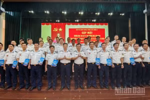 Đại biểu tham dự gặp mặt chụp ảnh lưu niệm với các đồng chí thương binh, con liệt sĩ, con thương binh, con bệnh binh.