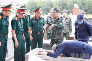 Thiếu tướng Lương Đình Chung, Chính ủy Quân khu 5, động viên tổ công tác đang thực hiện nhiệm vụ lấy mẫu hài cốt liệt sĩ tại Nghĩa trang Liệt sĩ Tam Ngọc, phường Hương Trà, thành phố Đà Nẵng.