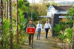 Xã Trà Tân, thành phố Đà Nẵng tổ chức lực lượng vận chuyển thùng phiếu phụ đến tận nơi để người dân được bỏ phiếu.