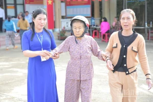 Cư tri cao tuổi ở xã đảo Tam Hải trực tiếp đến điểm bầu cử để bỏ phiếu.