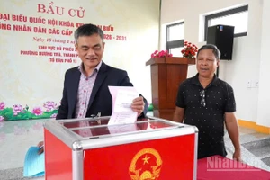 Bí thư Đảng ủy phường Hương Trà, thành phố Đà Nẵng Phạm Hoàng Đức thực hiện bỏ phiếu thử.