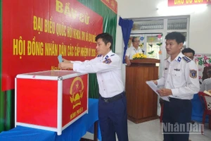 Cán bộ, chiến sĩ Vùng Cảnh sát biển 2 tham gia bầu cử.