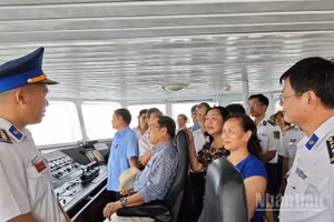 Đoàn cựu học viên khóa 1 Trường Sĩ quan Đặc công thăm tàu Cảnh sát biển.