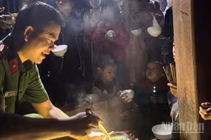 Cán bộ, chiến sĩ Công an xã Trà Leng vào bếp nấu mì tôm để đồng bào ăn ấm bụng, ngủ an toàn.