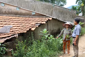 Bà Huỳnh Thị Nghĩa ở khu dân cư tổ 4, thôn Bồng Miêu, xã Phú Ninh luôn thấp thỏm nỗi lo sạt lở.