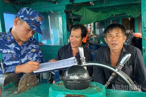 Cán bộ Vùng Cảnh sát biển 2 lập biên bản hành vi vi phạm IUU của tàu cá BV-92580-TS. (Ảnh: Vùng Cảnh sát biển 2)