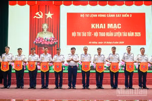 Thiếu tướng Trần Quang Tuấn, Tư lệnh Vùng Cảnh sát biển 2 trao cờ lưu niệm cho các đơn vị tham gia Hội thi-Hội thao.