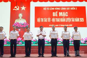 Thiếu tướng Trần Quang Tuấn, Tư lệnh Vùng Cảnh sát biển 2 trao giải cho các đơn vị, cá nhân đạt giải tại hội thi, hội thao.
