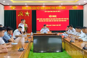 Đại tá Lê Huy, Chính ủy Vùng Cảnh sát biển 2 phát biểu động viên đoàn vận động viên.