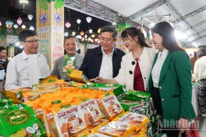 Phó Chủ tịch Ủy ban nhân dân thành phố Đà Nẵng Trần Nam Hưng (đứng giữa) dự Hội chợ trưng bày, giới thiệu sản phẩm OCOP thành phố Đà Nẵng năm 2025.