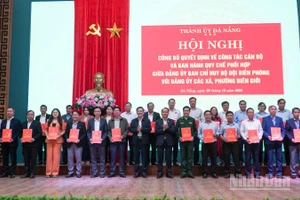 Lãnh đạo Thành ủy Đà Nẵng trao quy chế phối hợp giữa Đảng ủy Ban Chỉ huy Bộ đội Biên phòng thành phố với Đảng ủy các xã, phường biên giới.