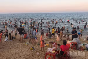 Biển Rạng tại xã Núi Thành, thành phố Đà Nẵng, tiềm ẩn nhiều nguy cơ mất an toàn khi tắm biển.