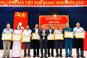 Đảng ủy phường Điện Bàn Bắc tặng giấy khen cho các chi, đảng bộ trực thuộc Đảng ủy phường đạt tiêu chuẩn hoàn thành xuất sắc nhiệm vụ năm 2025.