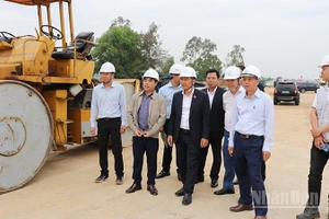 Phó Bí thư Thường trực Thành ủy Đà Nẵng Nguyễn Đình Vĩnh cùng đoàn công tác của Thành ủy, Ủy ban nhân dân thành phố Đà Nẵng đã đi kiểm tra tiến thi công Dự án thành phần 1 Hoàn thiện đường ven biển 129 (Võ Chí Công).