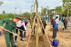 Lãnh đạo thành phố Đà Nẵng tham gia trồng cây tại Lễ phát động "Tết trồng cây đời đời nhớ ơn Bác Hồ" ở phường Tam Kỳ.