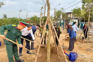 Lãnh đạo thành phố Đà Nẵng tham gia trồng cây tại Lễ phát động "Tết trồng cây đời đời nhớ ơn Bác Hồ" ở phường Tam Kỳ.
