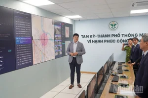 Các đại biểu tham gia tìm hiểu thực tế vận hành của Trung tâm điều hành đô thị thông minh tại phường Tam Kỳ.
