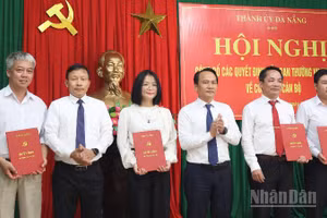 Trao các quyết định của Ban Thường vụ Thành ủy Đà Nẵng về công tác cán bộ tại xã Trà Tập. 