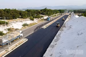 Đơn vị thi công Dự án thành phần 1 Hoàn thiện đường ven biển 129 (Võ Chí Công) đang tập trung thi công hoàn thành dự án đúng tiến độ.