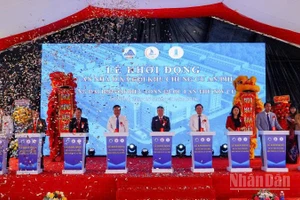 Các đại biểu ấn nút khởi động Dự án Nhà ở xã hội Khu chung cư An Phú.