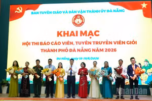 Lãnh đạo thành phố tặng hoa các thí sinh tham gia vòng chung khảo cấp thành phố.