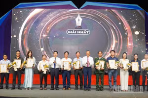 Ban tổ chức trao giải Nhất cho các tác giả.