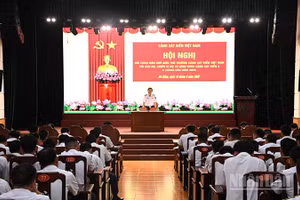Quang cảnh Chính ủy Cảnh sát biển Việt Nam đối thoại với cán bộ, chiến sĩ Vùng Cảnh sát biển 2.