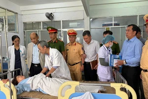 Lãnh đạo thành phố Đà Nẵng đến thăm các nạn nhân bị thương trong vụ tai nạn giao thông.