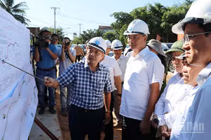 Bí thư Thành ủy Đà Nẵng Lê Ngọc Quang nghe đại diện Ban Quản lý dự án đầu tư xây dựng các công trình giao thông và nông nghiệp thành phố Đà Nẵng báo cáo tình hình triển khai dự án.