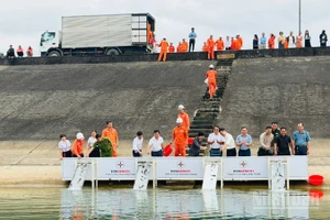 Công ty Thủy điện Sông Tranh đã thả 30.000 con cá giống gồm cá trắm cỏ và cá mè xuống lòng hồ.