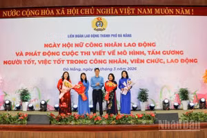 Đại diện cho nữ cán bộ công đoàn, nữ đoàn viên, người lao động thành phố Đà Nẵng nhận hoa chúc mừng từ Thường trực Tổng Liên đoàn Lao động Việt Nam.