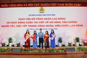 Đại diện cho nữ cán bộ công đoàn, nữ đoàn viên, người lao động thành phố Đà Nẵng nhận hoa chúc mừng từ Thường trực Tổng Liên đoàn Lao động Việt Nam.