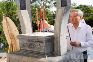 Đồng chí Nguyễn Hòa Bình, nguyên Ủy viên Bộ Chính trị, nguyên Phó Thủ tướng Thường trực Chính phủ dâng hương Nghĩa trang Liệt sĩ và Tượng đài Mẹ Việt Nam anh hùng tại phường Quảng Phú, thành phố Đà Nẵng.