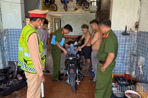 Đội Cảnh sát giao thông đường bộ số 2 vừa phối hợp Công an phường Tam Kỳ, kiểm tra cơ sở sửa xe tại đường Lê Tấn Trung ở phường Tam Kỳ, thành phố Đà Nẵng.