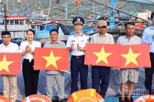 Đại tá Trần Hồng Quế, Phó Chính ủy Vùng Cảnh sát biển 2 cùng lãnh đạo phường Sa Huỳnh thăm, động viên ngư dân tại cảng cá Sa Huỳnh.